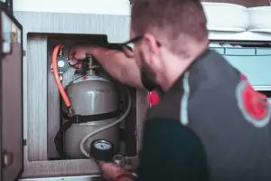 Prüfer beim Campinggas überprüfen